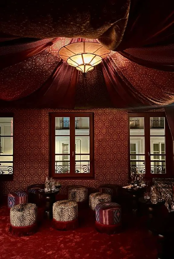 Kubaba : salon sous un plafond drapé, lanterne orientale et poufs léopard