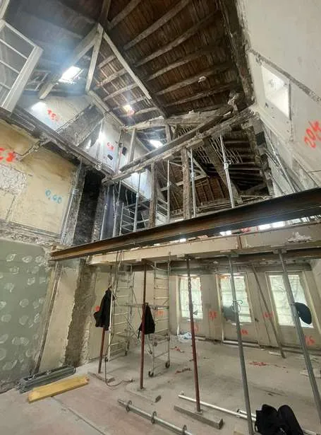 Chantier : structure métallique avant la pose des finitions