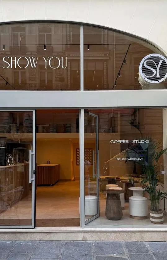 Show You : façade vitrée en arche du coffee shop, rue Pierre Charron