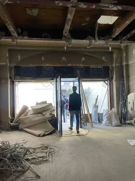 Chantier : démolition côté vitrine, rue Pierre Charron